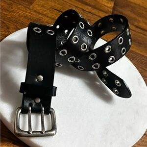 American Eagle ~ Men’s Medium ~Double Prong Needle Buckle ~ Black Leather ~ Belt